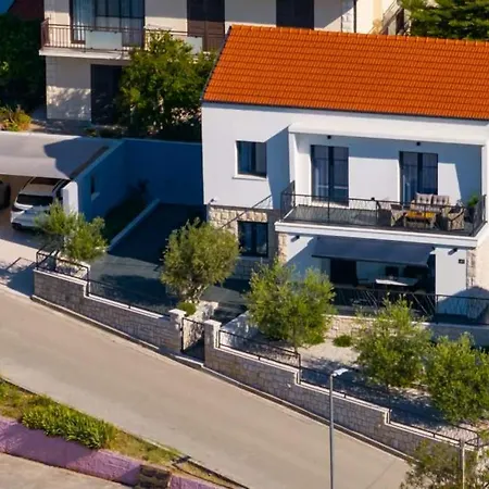 Kuca S Pogledom Na Antivo *